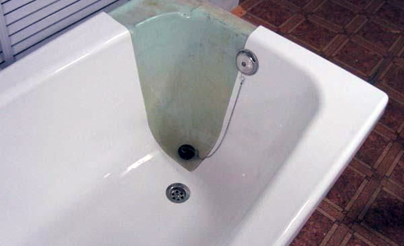Акриловий вкладиш відмінно виглядає, повністю приховує всі дефекти старої ванни